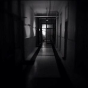 Cállate y escucha - un pasillo largo con puertas