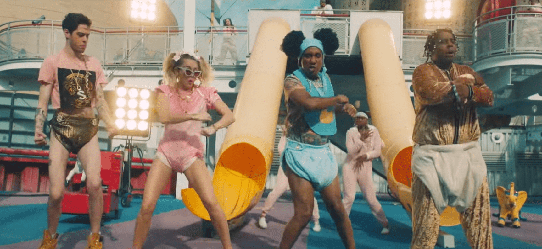 Los bebés adultos se sienten bien usando ropa de bebés y actuando como tales