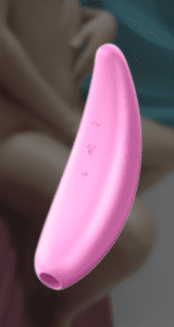 El Satisfyer Curvy tiene una forma y un tamaño como para dejarlo metido en la ropa interior.