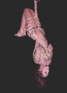 Shibari suspensión boca abajo.