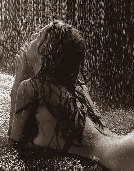 Fantaseando en el balcón bajo la lluvia