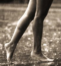 Pies desnudos bajo la lluvia. Tarde lluviosa, un relato de ficción erótica.
