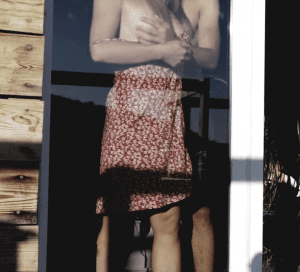 El día en que fui prostituta, salí de la ducha, me puse una bata y me fui al balcón. Alcancé a ver las siluetas de Antonella y de su cliente.