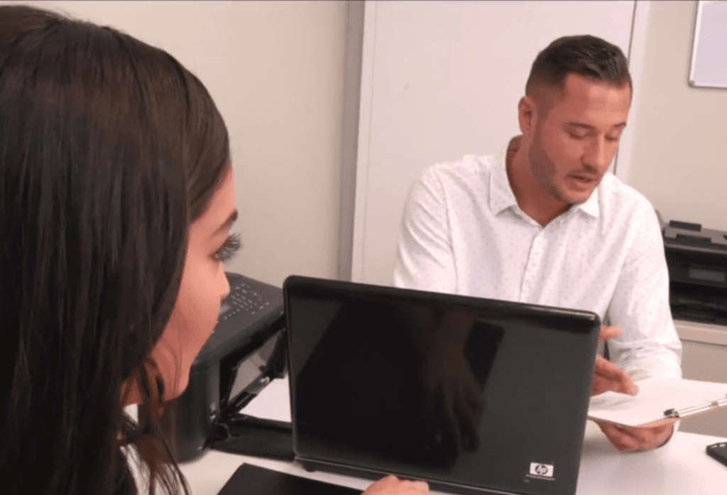 Se puso a leer mi currículum, sacudiendo su pierna y masticando el capuchón de su lapicera.