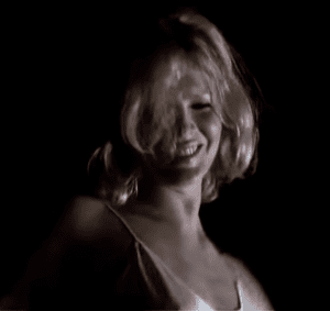 Mantén una sonrisa mientras haces tu striptease. Que se note que lo estás disfrutando.