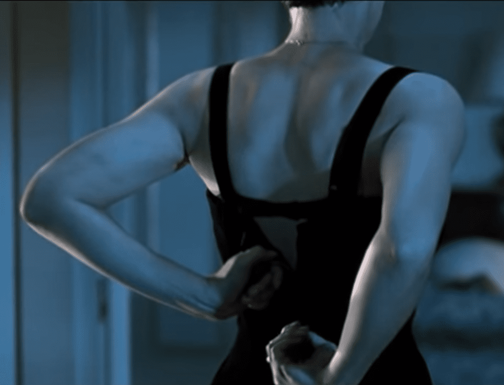 Para hacer un buen striptease, es muy importante que las prendas sean fáciles de quitar.