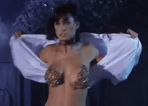 El momento en que liberas tus pechos es uno de los más importantes de un show de striptease.