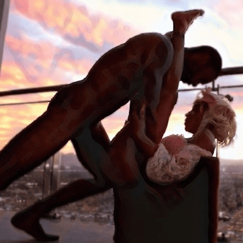 Lo imaginé levantándose, para arrodillarse frente a mí, al pie de la reposera. Lo imaginé abriendo mis piernas y mirándome con una sonrisa, mientras con el dorso de su mano acariciaba la cara interna de mis muslos.