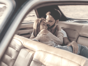 ¿Y si te robo un beso? En la parte de atrás de tu carro, o en donde sea que nos atrape el momento,