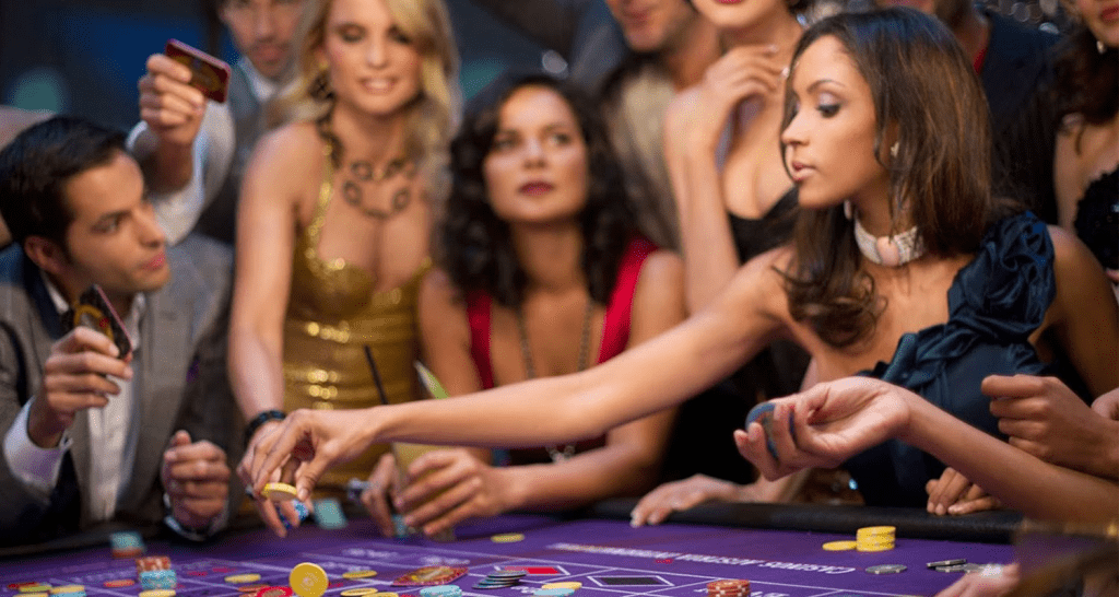 Me hacía la boba, apostando moneditas, mientras el tipo ponía fichas de miles de dólares.