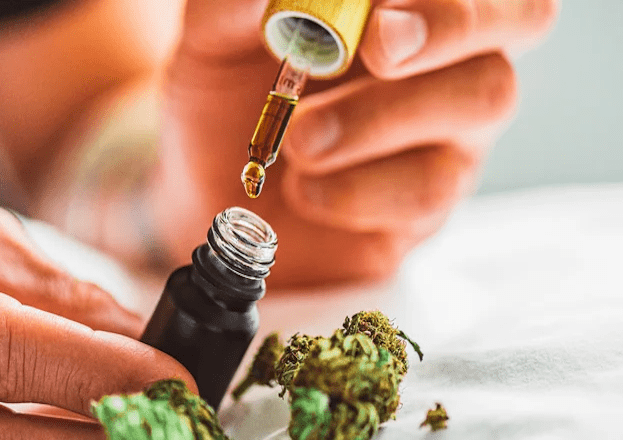 Los aceites íntimos de cannabis se aplican en las áreas genitales unos 10 a 15 minutos antes de la actividad sexual.