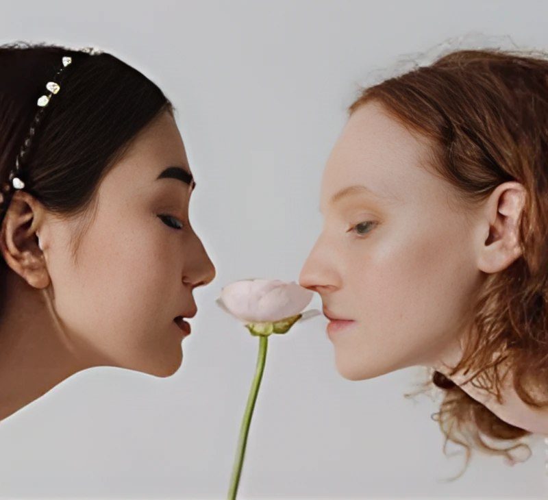 Las feremonoas que desprende el sexo femenino (estradiol) tienen composición diferente a las que generan los hombres (progesterona).