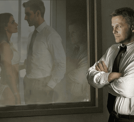 El marido de una hot-wife entrega a su propia esposa a otro hombre, y observa mientras a ella le dan placer.