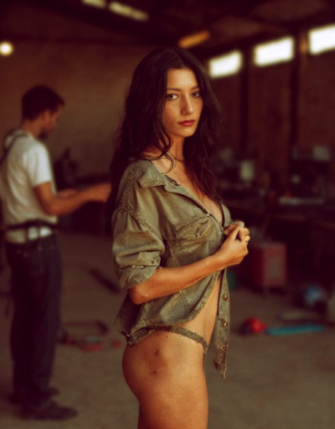 La salirofilia consiste en denigrar, ensuciar o tratar como basura a la persona a quien deseamos y con quien tenemos una interacción sexual.