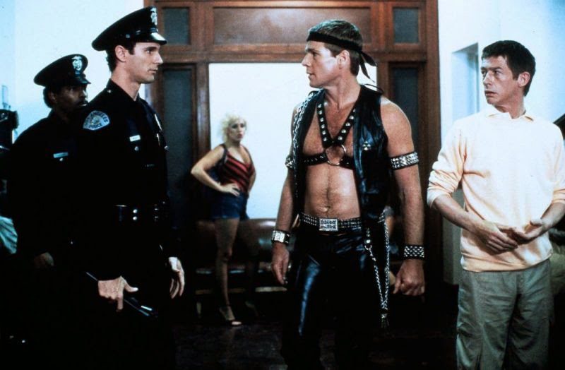 En la película "Partners" de 1982, los protagonistas (dos policías encubiertos que investigan un crimen en la comunidad LGBT+) son reprimidos por la policía exteriorizar su sexualidad en público.