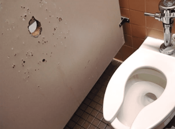 Un hoyo glorioso (glory hole), una forma de tener sexo sin ver ni saber quién está del otro lado.