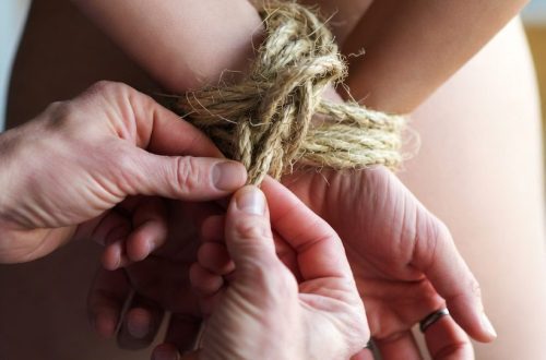 Atando muñecas a la espalda - Bondaje