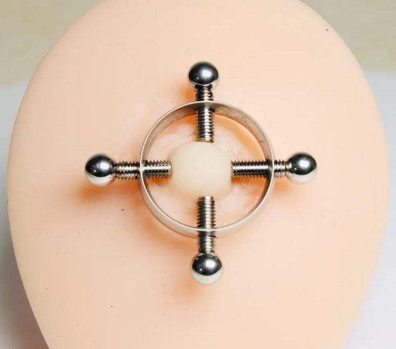 Pinza de pezón con cuatro tornillos