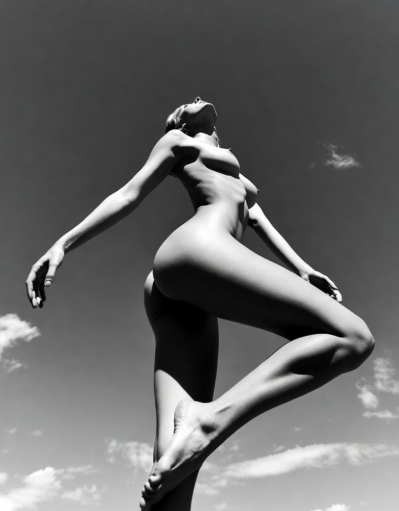 Fotografía de desnudo artístico blanco y negro en exteriores. Luz dura, luz natural, mediodía.