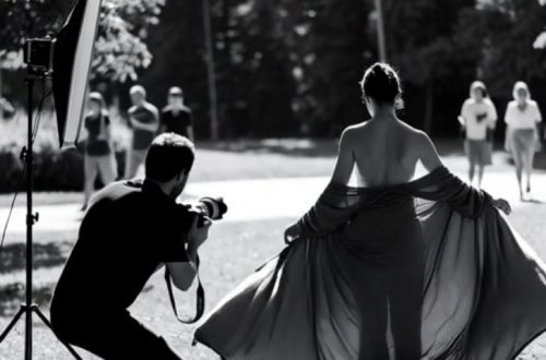 Foto desnudo artistico luz natural preparando set exteriores parque público