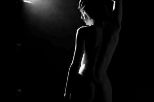 Vestir con luz - Modelo posando en estudio fotográfico - rim light