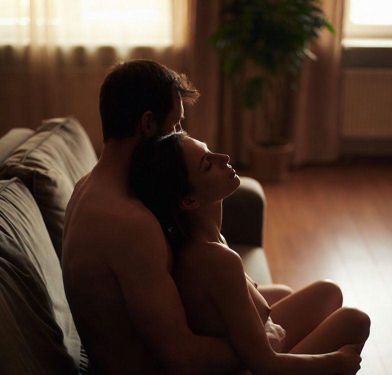 Alorgasmia - pareja desnuda en un sillón abrazados - mujer pensativa