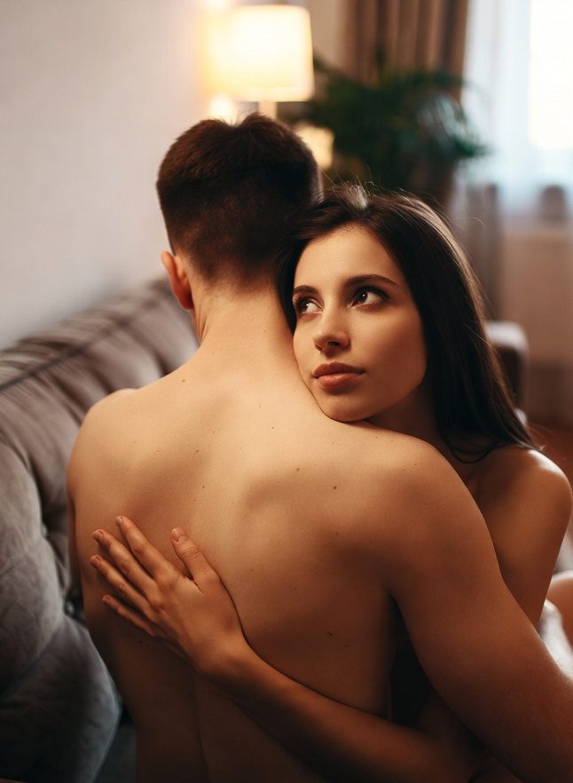 Alorgasmia: un hombre y una mujer abrazándose desnudos. La mujer piensa en otra persona.