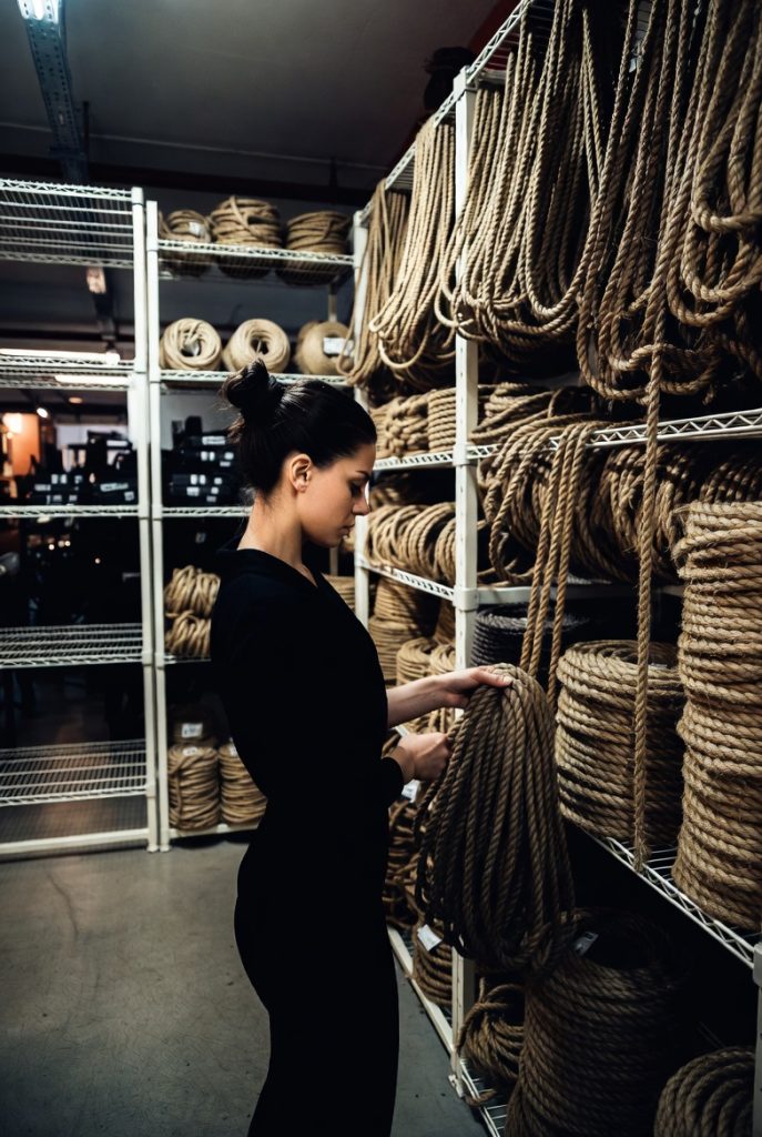 Al elegir cuerdas para bondage, ten cuidado con el material del que estén hechas  y nunca uses materiales sintéticos.