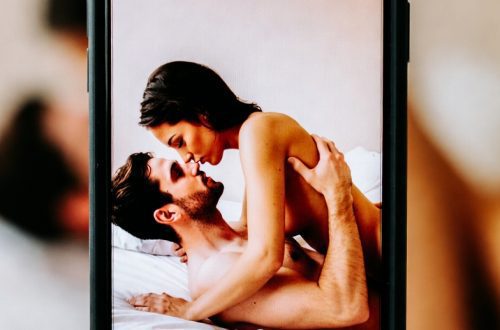 Video escena erótica en la pantalla de un teléfono móvil