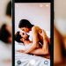 Video escena erótica en la pantalla de un teléfono móvil