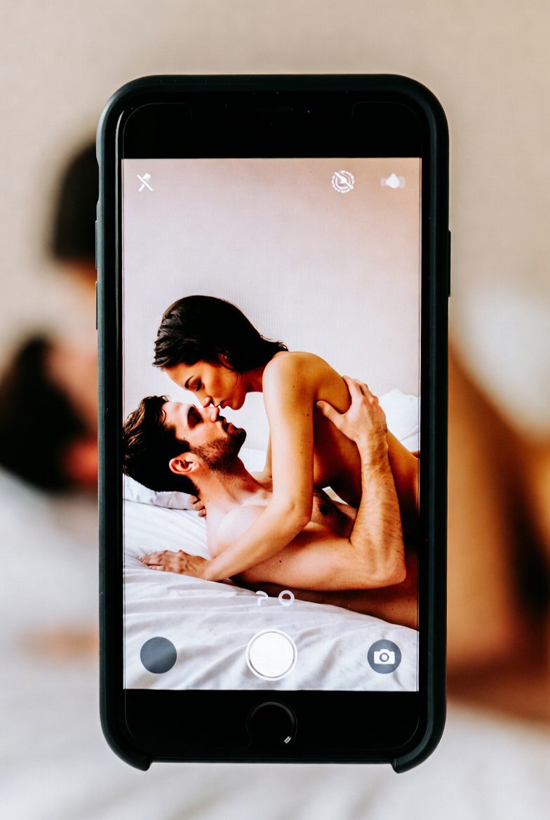 Video escena erótica en la pantalla de un teléfono móvil